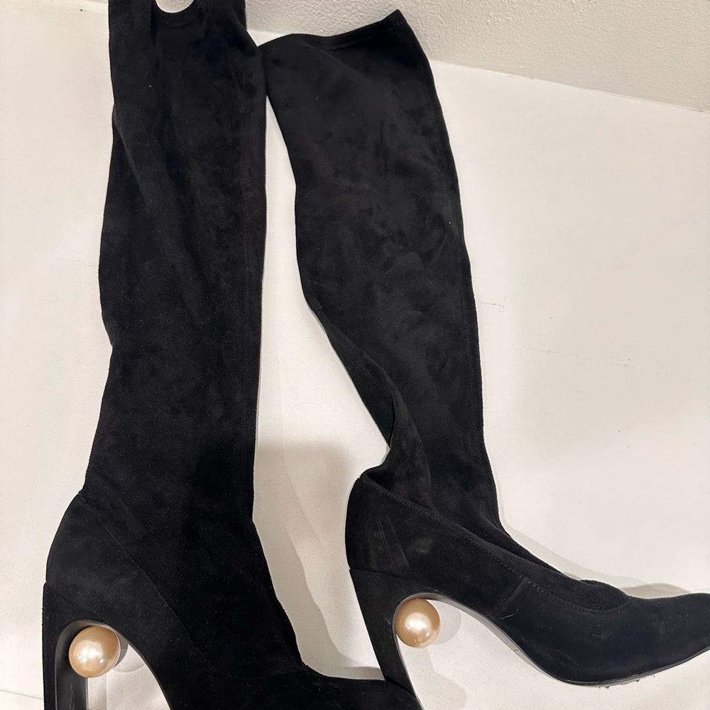 Elegant Black Knee-High Boots